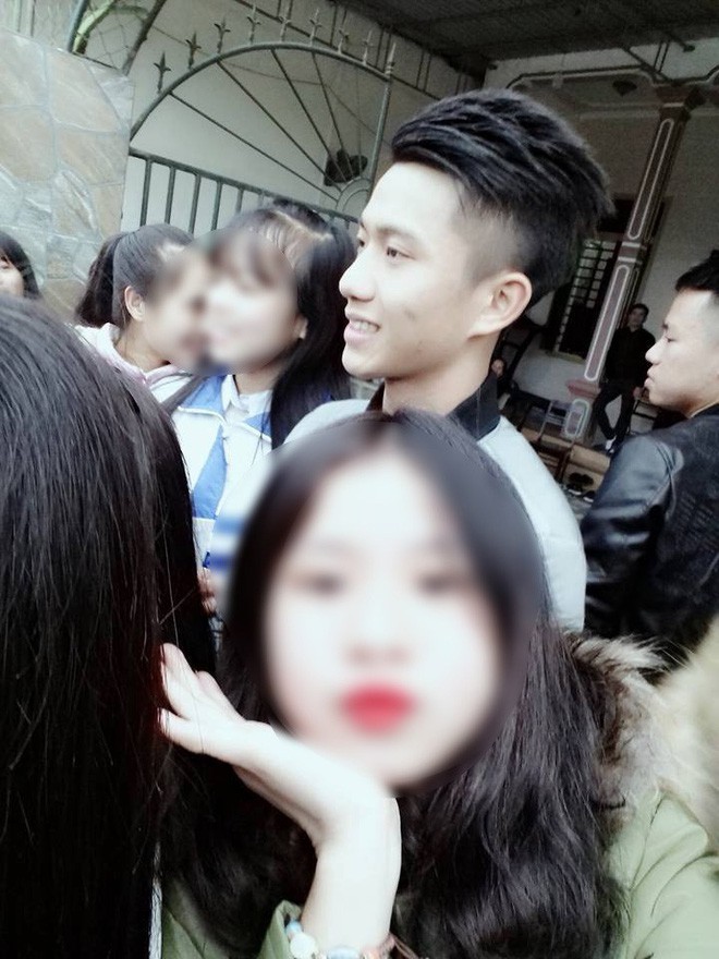 Phan Văn Đức U23 về quê nhà, hàng trăm cô gái bao vây để chụp ảnh và... hôn trộm - Ảnh 4. Phan Văn Đức U23 về quê nhà, hàng trăm cô gái bao vây để chụp ảnh và... hôn trộm - Ảnh 4.