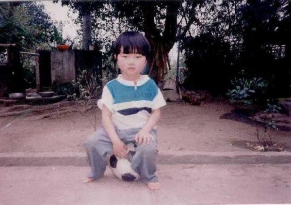 Thêm hình ảnh ngày bé cực đáng yêu của đội trưởng Trường Híp khiến fan nữ thích mê - Ảnh 4. Thêm hình ảnh ngày bé cực đáng yêu của đội trưởng Trường Híp khiến fan nữ thích mê - Ảnh 4.