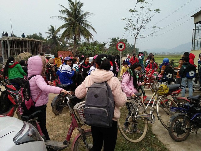 Phan Văn Đức U23 về quê nhà, hàng trăm cô gái bao vây để chụp ảnh và... hôn trộm - Ảnh 5. Phan Văn Đức U23 về quê nhà, hàng trăm cô gái bao vây để chụp ảnh và... hôn trộm - Ảnh 5.