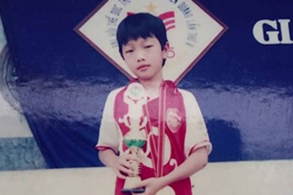 Thêm hình ảnh ngày bé cực đáng yêu của đội trưởng Trường Híp khiến fan nữ thích mê - Ảnh 5. Thêm hình ảnh ngày bé cực đáng yêu của đội trưởng Trường Híp khiến fan nữ thích mê - Ảnh 5.