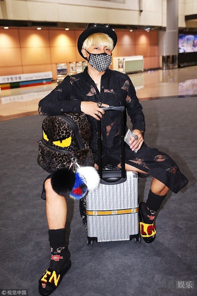 Sao Cbiz lỗi thời: Đường Tăng đi hát hội chợ kiếm tiền, Nhĩ Thái kéo fame bằng hình ảnh gây sốc - Ảnh 6. Sao Cbiz lỗi thời: Đường Tăng đi hát hội chợ kiếm tiền, Nhĩ Thái kéo fame bằng hình ảnh gây sốc - Ảnh 6.