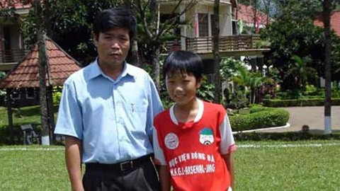 Thêm hình ảnh ngày bé cực đáng yêu của đội trưởng Trường Híp khiến fan nữ thích mê - Ảnh 6. Thêm hình ảnh ngày bé cực đáng yêu của đội trưởng Trường Híp khiến fan nữ thích mê - Ảnh 6.