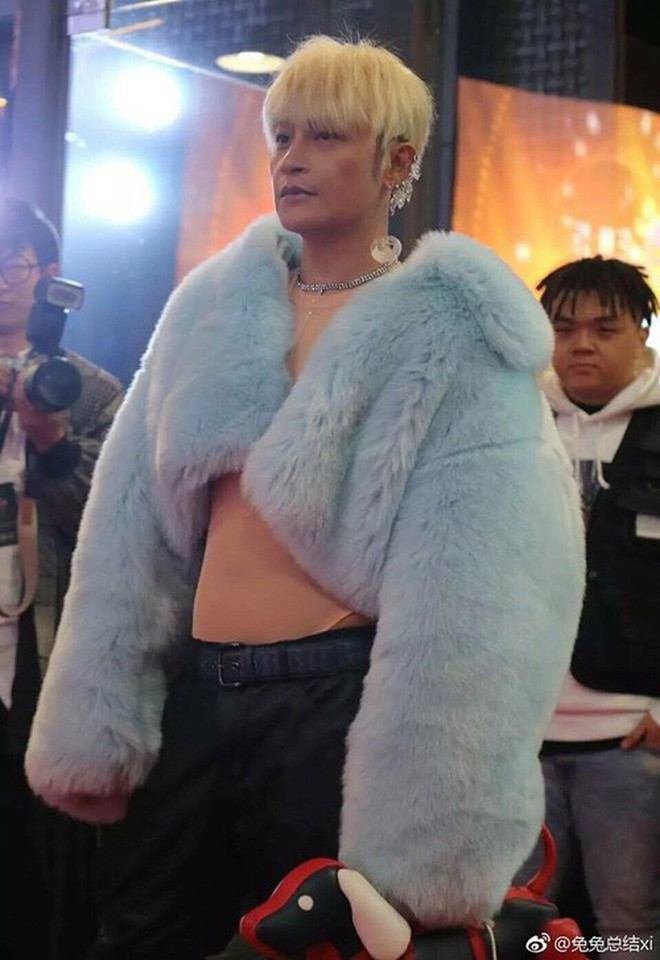 Sao Cbiz lỗi thời: Đường Tăng đi hát hội chợ kiếm tiền, Nhĩ Thái kéo fame bằng hình ảnh gây sốc - Ảnh 7. Sao Cbiz lỗi thời: Đường Tăng đi hát hội chợ kiếm tiền, Nhĩ Thái kéo fame bằng hình ảnh gây sốc - Ảnh 7.