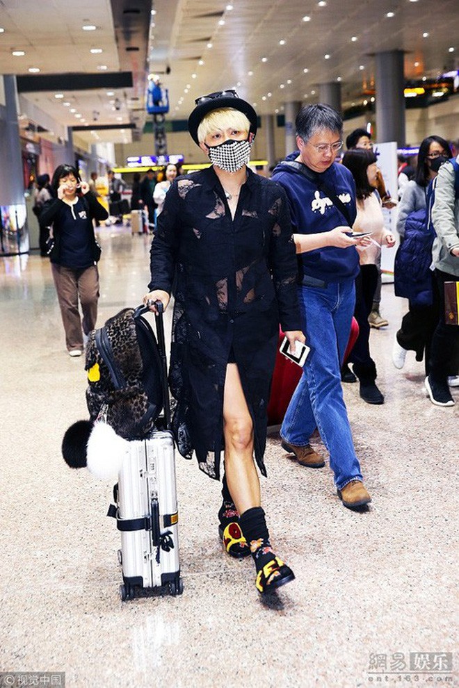 Sao Cbiz lỗi thời: Đường Tăng đi hát hội chợ kiếm tiền, Nhĩ Thái kéo fame bằng hình ảnh gây sốc - Ảnh 8. Sao Cbiz lỗi thời: Đường Tăng đi hát hội chợ kiếm tiền, Nhĩ Thái kéo fame bằng hình ảnh gây sốc - Ảnh 8.