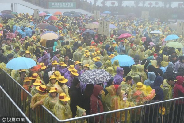 Trung Quốc: Biển người mặc áo mưa, chen chân ở các điểm du xuân - Ảnh 6.