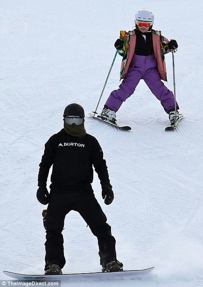 Công chúa nhỏ Harper Beckham diện đồ cực xinh trổ tài trượt tuyết cùng bố và anh trai - Ảnh 7.