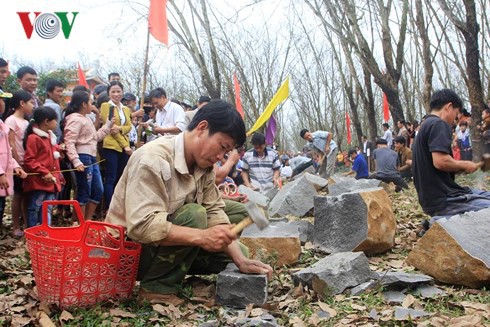 Độc đáo Hội thi chẻ đá mồ côi đầu Xuân ở Quảng Trị - Ảnh 2.
