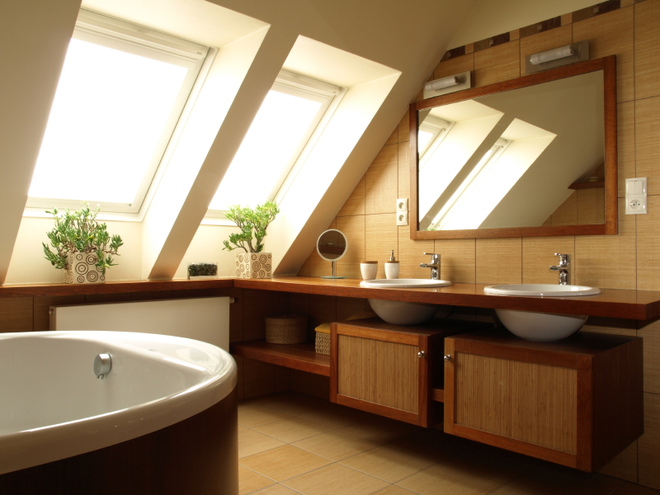 Nhà mà có tầng gác mái thì nhất định phải thiết kế căn phòng tắm như thế này - Ảnh 2.