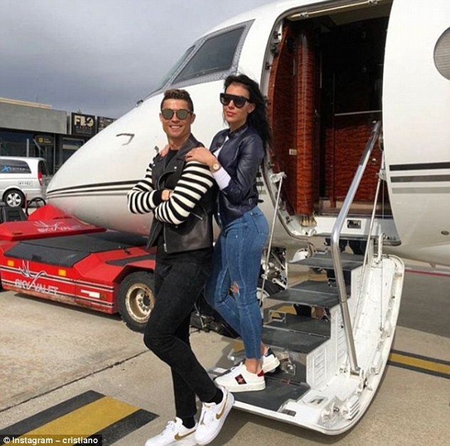 Ronaldo vi vu cùng bạn gái trên máy bay riêng - Ảnh 1.