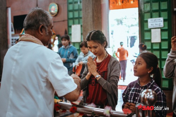 Nườm nượp đi chùa, người Sài Gòn úp mặt vào tượng đá nói chuyện, bôi ấn đỏ lên mặt cầu may - Ảnh 11.