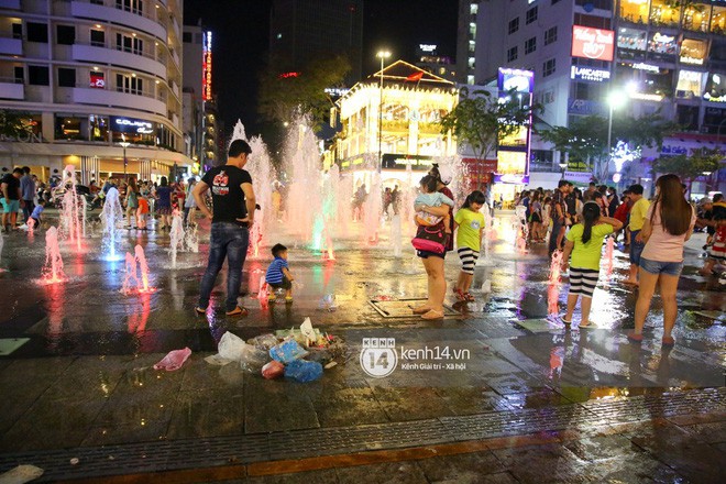 Rác ngập phố đi bộ Nguyễn Huệ sau Tết và tâm tư của người trẻ: “Là người duyên dáng, chúng ta khư khư rác trong tay đến khi tìm thấy sọt” - Ảnh 13.