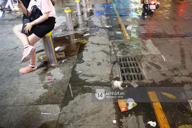 Rác ngập phố đi bộ Nguyễn Huệ sau Tết và tâm tư của người trẻ: “Là người duyên dáng, chúng ta khư khư rác trong tay đến khi tìm thấy sọt” - Ảnh 4.