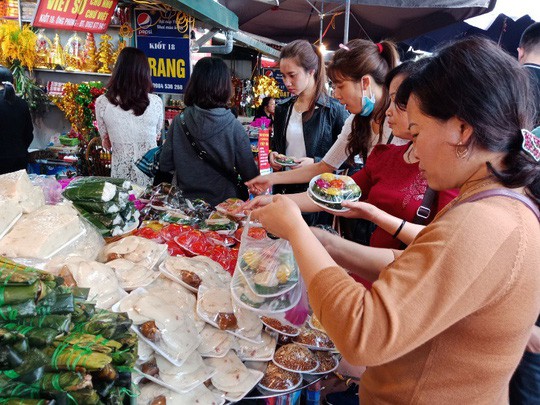 Phủ Tây Hồ nườm nượp người đi lễ trong ngày làm việc đầu năm - Ảnh 5.