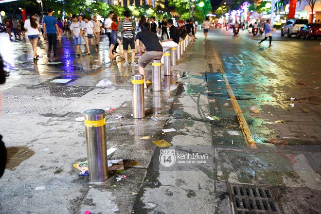 Rác ngập phố đi bộ Nguyễn Huệ sau Tết và tâm tư của người trẻ: “Là người duyên dáng, chúng ta khư khư rác trong tay đến khi tìm thấy sọt” - Ảnh 5.