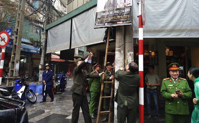 Quận Hoàn Kiếm ra quân lập lại trật tự vỉa hè trong ngày làm việc đầu tiên của năm mới - Ảnh 5.