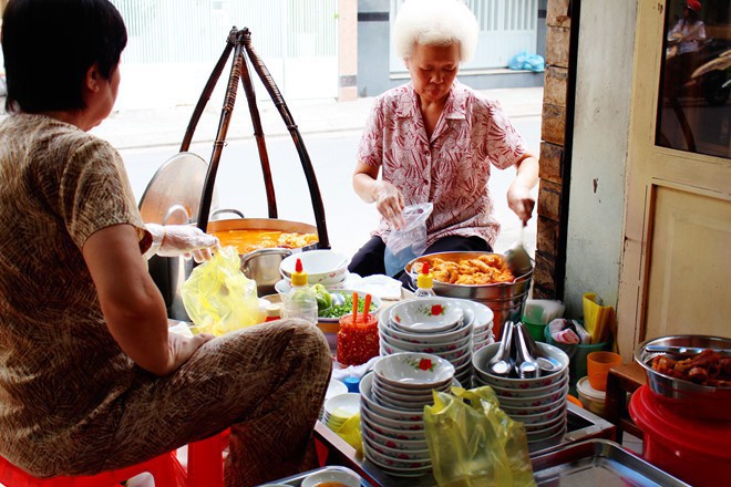 Sài Gòn có những quán ăn khiến khách chóng mặt vì tốc độ bán hàng, không nhanh sẽ nhận ngay vé chúc may mắn lần sau - Ảnh 1.