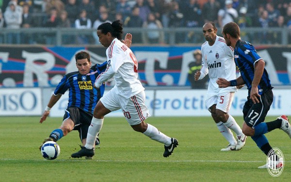 Ronaldinho: Những khoảnh khắc thiên tài và thác loạn tại AC Milan - Ảnh 1.