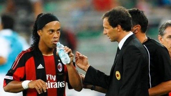 Ronaldinho: Những khoảnh khắc thiên tài và thác loạn tại AC Milan - Ảnh 2.