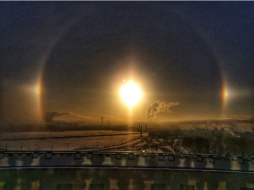 Hiện tượng 3 mặt trời xuất hiện ở St Petersburg - Ảnh 1.