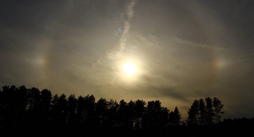 Hiện tượng 3 mặt trời xuất hiện ở St Petersburg - Ảnh 4.