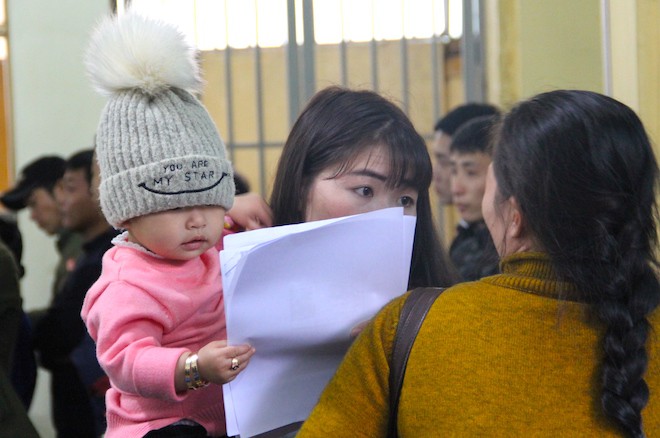 Sau Tết, hàng nghìn người dân Nghệ An đổ xô đi làm giấy thông hành để xuất ngoại - Ảnh 14.