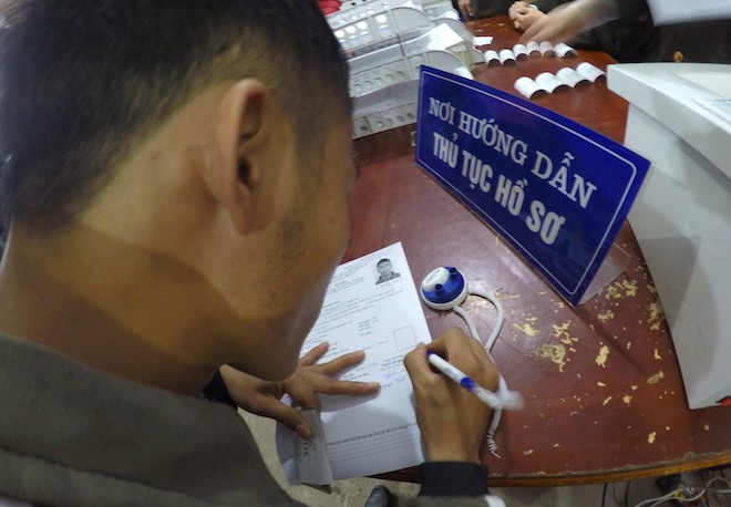 Sau Tết, hàng nghìn người dân Nghệ An đổ xô đi làm giấy thông hành để xuất ngoại - Ảnh 4.