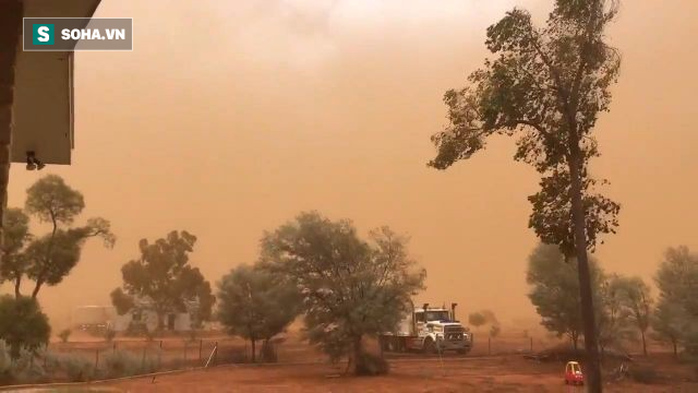 Cảnh tượng bão bụi dài 200km, nhuộm đỏ thị trấn nước Úc như trong phim viễn tưởng - Ảnh 1.