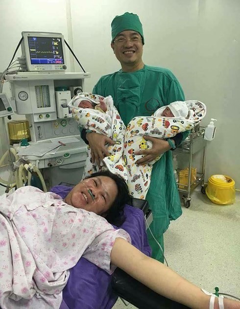2 bé trai sinh đôi đầu tiên nhờ thụ tinh ống nghiệm IVF tại Quảng Ninh - Ảnh 2.