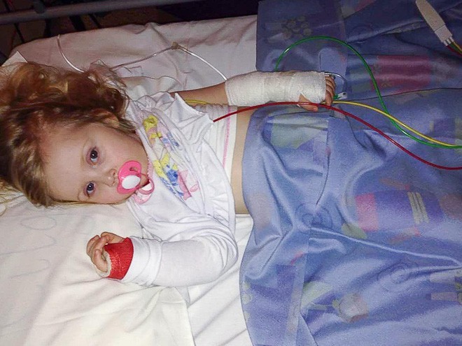 Mất khả năng đi lại, nói chuyện vì viêm não, bé gái 4 tuổi bỗng hồi phục nhờ em trai - Ảnh 4.
