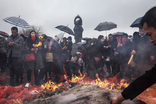 Ngày Thần Tài ở Trung Quốc: Người chen chân trong hương khói, kẻ tranh nhau sờ đĩnh vàng lấy may - Ảnh 2.