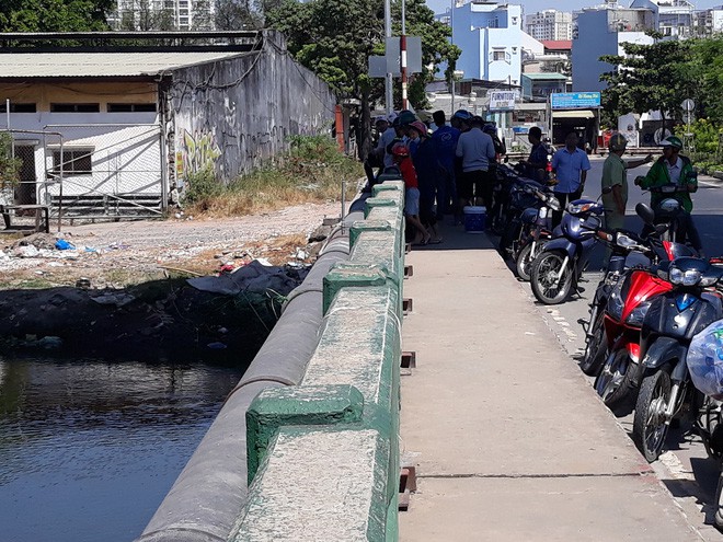 Bỏ chạy tán loạn vì phát hiện thi thể trôi trên sông Sài Gòn - Ảnh 1.