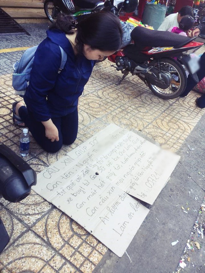 Xôn xao hình ảnh nữ sinh viên quỳ gối bên đường xin lại giấy tờ sau khi bị mất ví trên xe buýt ở Sài Gòn - Ảnh 1.