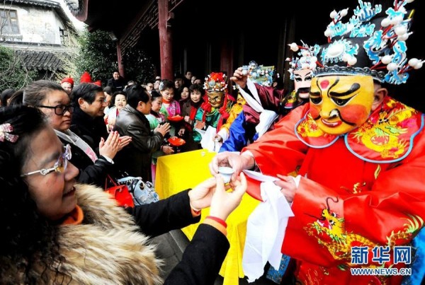 Ngày Thần Tài ở Trung Quốc: Người chen chân trong hương khói, kẻ tranh nhau sờ đĩnh vàng lấy may - Ảnh 12.