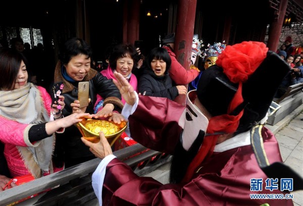 Ngày Thần Tài ở Trung Quốc: Người chen chân trong hương khói, kẻ tranh nhau sờ đĩnh vàng lấy may - Ảnh 13.