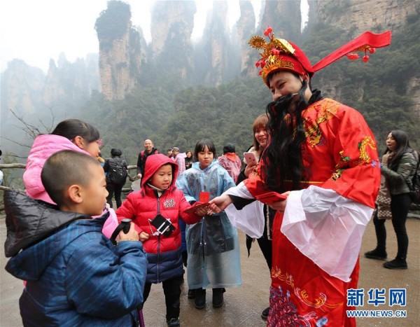 Ngày Thần Tài ở Trung Quốc: Người chen chân trong hương khói, kẻ tranh nhau sờ đĩnh vàng lấy may - Ảnh 14.