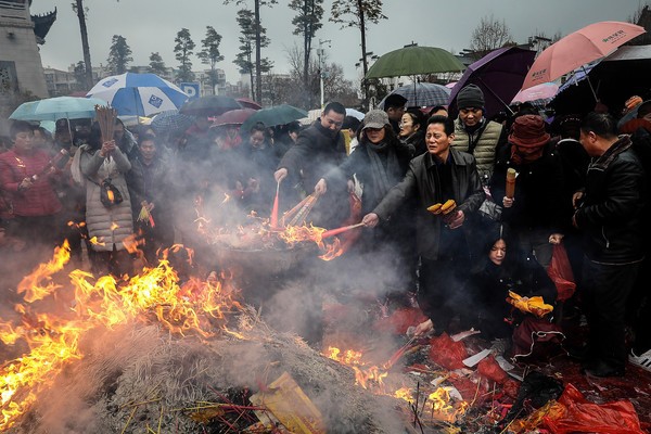 Ngày Thần Tài ở Trung Quốc: Người chen chân trong hương khói, kẻ tranh nhau sờ đĩnh vàng lấy may - Ảnh 3.