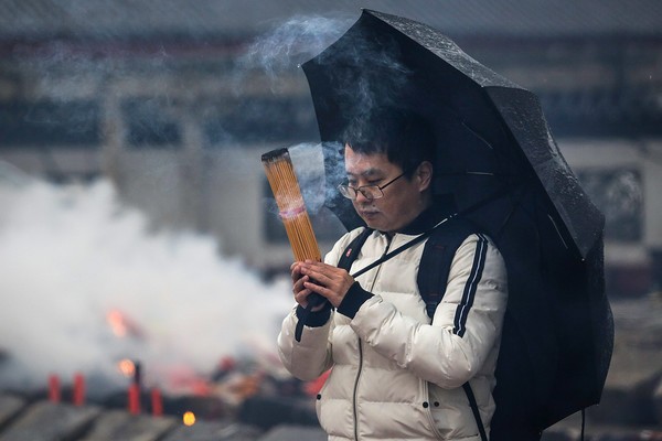 Ngày Thần Tài ở Trung Quốc: Người chen chân trong hương khói, kẻ tranh nhau sờ đĩnh vàng lấy may - Ảnh 4.