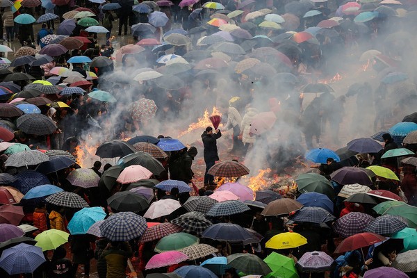 Ngày Thần Tài ở Trung Quốc: Người chen chân trong hương khói, kẻ tranh nhau sờ đĩnh vàng lấy may - Ảnh 5.