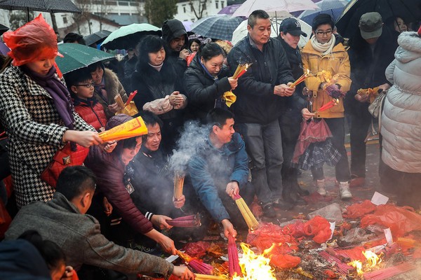 Ngày Thần Tài ở Trung Quốc: Người chen chân trong hương khói, kẻ tranh nhau sờ đĩnh vàng lấy may - Ảnh 6.