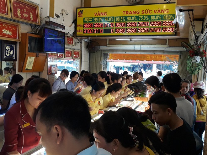 Các tiệm vàng ở Sài Gòn chật kín người ngày vía Thần Tài - Ảnh 3.