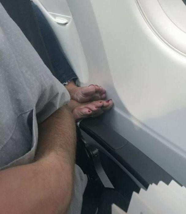 Chuyện kém sang trên máy bay: Cho chân lên ghế trước hay hong đồ lót trước điều hòa - Ảnh 5.