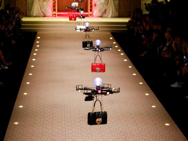 Lần đầu tiên trong lịch sử: Dolce & Gabbana dùng drone trình diễn thời trang, xách túi thay cho người mẫu - Ảnh 2.