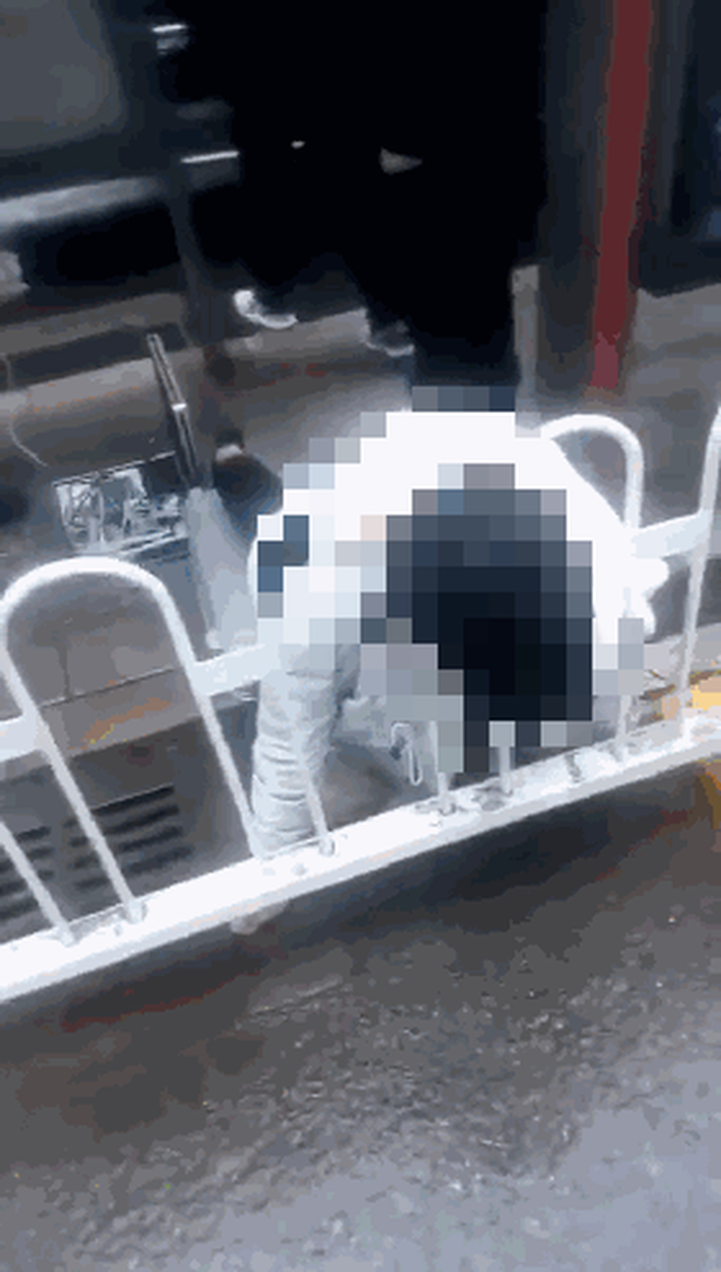 Trung Quốc: Sẩy chân ngã vào hàng rào xe buýt, thiếu nữ tử vong do cổ bị kẹp chặt giữa các thanh chắn - Ảnh 2.