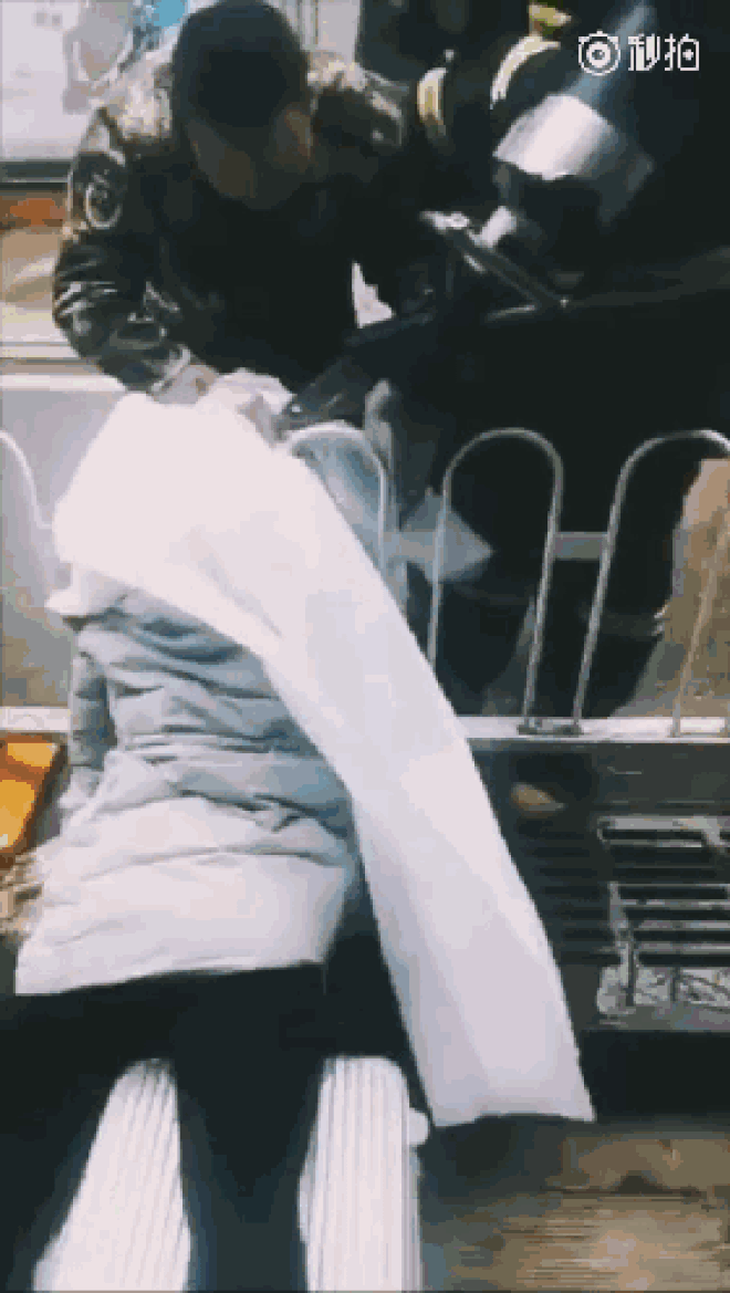 Trung Quốc: Sẩy chân ngã vào hàng rào xe buýt, thiếu nữ tử vong do cổ bị kẹp chặt giữa các thanh chắn - Ảnh 3.