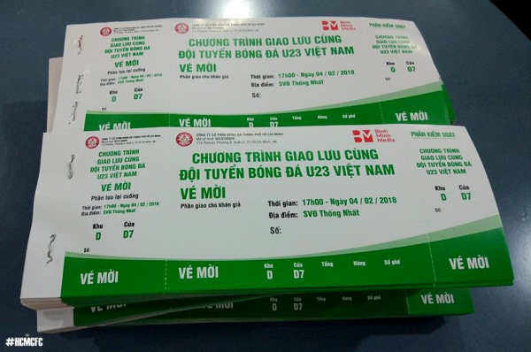 Cháy vé giao lưu U23 VN tại TP.HCM: Người hâm mộ xếp hàng dài cả km - Ảnh 2.