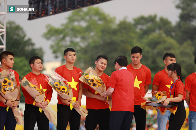 U23 Việt Nam trên đường tới SVĐ Thống Nhất, fan chờ dài cả km - Ảnh 10.