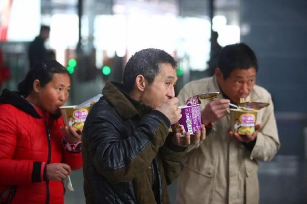 Vượt hàng nghìn km về quê ăn Tết: Bắp ngô, gói mì cũng trở thành cao lương mỹ vị - Ảnh 16.