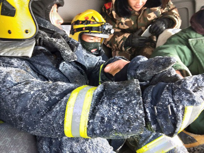 Trung Quốc: Lạnh đến nỗi đồ bảo hộ của lính cứu hỏa bị đóng băng dù đứng cạnh đám cháy - Ảnh 3.