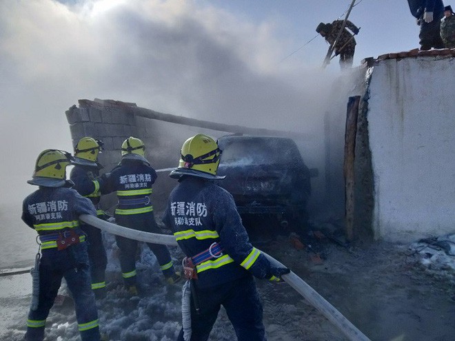 Trung Quốc: Lạnh đến nỗi đồ bảo hộ của lính cứu hỏa bị đóng băng dù đứng cạnh đám cháy - Ảnh 4.