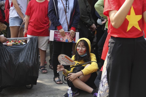 Sân Thống Nhất: Fan xếp hàng dài cả km hò hét đòi mở cửa giao lưu U23 VN - Ảnh 9.